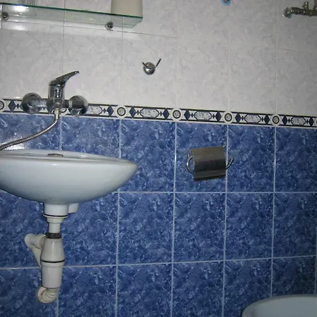 къща
